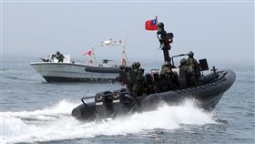 陸戰隊M96突擊艇及M109新式特種作戰突擊艇實施水域作戰。（圖／記者邱榮吉攝影）