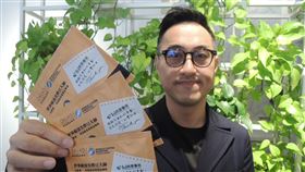 感謝桃園醫護人員  業者贈世界冠軍咖啡致敬台中市精品咖啡業者王信鈞向衛生福利部桃園醫院辛苦的醫護人員致敬，數十名員工全體總動員，特製千包世界冠軍咖啡給醫護人員，咖啡外包裝也特別印上「謝謝您無私的奉獻！全民防疫，台灣加油！」字樣。中央社記者郝雪卿攝   110年2月8日