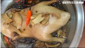 ▲冰糖醬鴨作法在於燉煮，讓鴨均勻上色。（圖／社群中心提供）