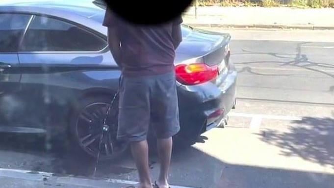 少年朝BMW撒尿　老闆笑了他卻臉紅
