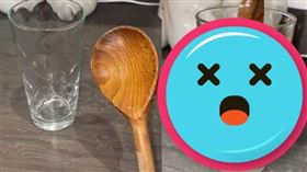 女網友將木湯匙放入杯中，倒入沸水。（圖／翻攝自「miss.clean.with.me」抖音）