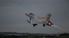 漢光第二天/空軍第二聯隊幻象戰機清晨緊急起飛，執行聯合防空作戰任務。（圖／國防部提供）