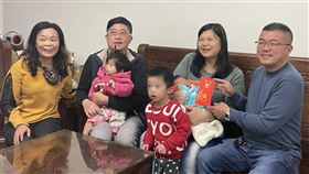 雲林四湖鄉公所催生　每名新生兒補助1.6萬元雲林縣四湖鄉近年來死亡人數高過出生人數，為鼓勵鄉民生育，鄉長蘇國瓏（右）運用麥寮汽電公司促協金訂定生育補助辦法，今年元旦起出生的四湖新生兒每人補助新台幣1萬6000元。蘇國瓏8日親送紅包到新生兒家。中央社記者姜宜菁攝　110年2月8日