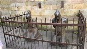 杭州岳王廟，秦檜與王氏跪像。（圖／翻攝自維基百科）