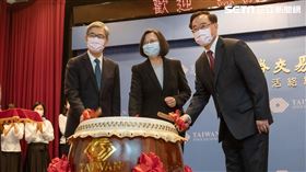 蔡英文視察「台灣證券交易所」。（圖／總統府提供）