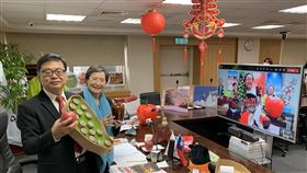 觀光局與日本青森視訊　睡魔祭大燈籠將來台交通部觀光局長張錫聰（左）8日偕同台灣觀光協會長葉菊蘭（右）與日本青森縣知事三村申吾進行線上會談，會中雙方互贈紀念品，並拍板青森縣睡魔祭大燈籠將來台。（觀光局提供）中央社記者余曉涵傳真  110年2月8日