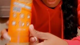 緹西卡用強力膠來固定頭髮，事後發現頭髮再也動不了。（圖／翻攝自緹西卡抖音）