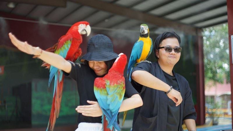 春節遊頑皮世界　擲筊搏機車騎回家