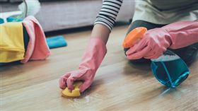 一位婦人跪著擦地突然感覺有東西掉下來。（示意圖／pixabay）