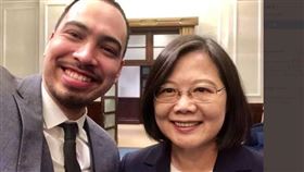 菲律賓知名政治學者海達里安（左）。圖為海達里安去年1月祝賀蔡英文總統連任時，在推特上貼出的合照。他寫下．希望台菲友好，也感謝偉大的台灣人民選擇自由與民主。　翻攝《海達里安推特》