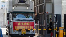 澳門當局9日起為當地優先族群接種中國大陸的2019冠狀病毒疾病（COVID-19 ，武漢肺炎）病苗。圖為疫苗送抵澳門。（澳門新聞局提供）中央社記者張謙香港傳真 110年2月6日
