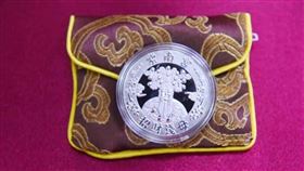 某超商廣告提及販售紫南宮錢母，紫南宮8日表示，紫南宮錢母（圖）為非賣品，也未與廠商或超商合作銷售。（圖取自facebook.com/landg0d）