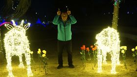 楊鎮浯視察金城鎮石雕公園燈飾金門縣長楊鎮浯8日晚間視察金城鎮石雕公園燈飾景觀，小名「阿牛」的他特別在金牛燈飾前拍照，同時提醒民眾過年期間也要注意防疫。中央社記者黃慧敏攝　110年2月8日