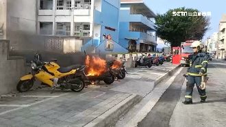 國小前離奇火燒車　2機車燒毀剩骨架