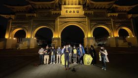 林飛帆出席為中國人權捍衛者祈福活動（2）國際特赦組織台灣分會、台灣人權促進會等團體8日晚間在自由廣場，以天燈為被中國羈押的人權鬥士們祈福，民進黨副秘書長林飛帆（前左）出席，共同呼籲中國確保被羈押者安全，立刻釋放他們，讓他們返家過年。中央社記者王飛華攝  110年2月8日