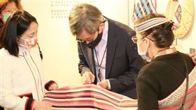 烏來泰雅編織特展登場（1）「經緯之間．織織不倦－烏來泰雅織女與織物的對話」特展8日起在烏來泰雅民族博物館登場，國立歷史博物館長廖新田（中）、新北市府原住民族行政局長羅美菁（左）前往觀展，欣賞泰雅婦女編織的作品。（新北市政府提供）中央社記者黃旭昇新北傳真  110年2月8日