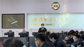 桃園市防疫專案會議台灣確定列疫苗全球取得機制（COVAX）平台首波疫苗配送名單，桃園市長鄭文燦（後左3）9日上午主持防疫專案會議時表示，衛福部請桃園市衛生局先做11家責任醫院的名冊統計，接種對象以設置專責病房或負壓隔離病房醫院的醫事人員為優先。中央社記者葉臻攝  110年2月9日