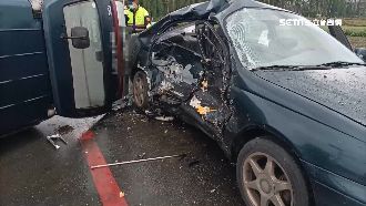 2車對撞乘客受困　消防破壞車體搶救