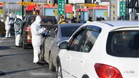 中國疫情趨嚴　多地倡議春節非必要不返鄉中國近期本土疫情趨嚴，陸媒5日報導，多地相繼發出通知，倡議「春節非必要不返鄉」。圖為去年1月31日爆發武漢肺炎後，長春市迎來「春運」高峰，防疫人員逐車進行量體溫與登記。（中新社提供）中央社　110年1月5日