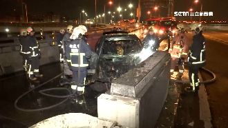 男酒駕自撞匝道護欄　百萬名車成廢鐵