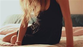 女生,經痛,月經,https://www.flickr.com/photos/hervoices/4678826676/in/photolist-88sdas-9JGDj3-qoujns-4Nz4oE-7hCN65-5q6X7-diHPFj-Bdj3jp-5czXZv-89z3Vk-6g3DWi-DSehyD-DpwioN-5XjVNn-jZmo5u-Hj9rbu-Ei5VEc-642VFk-6kJeXj-pRqxUs-48v2XW-84WTdT-bc1yiX-6xTocz-bsx2Ka-77mYcq-p6BHbx-8vGnwi-dLcRiY-6j4tqH-wsAiJo-n6Z4pP-bBEJqr-2vVkpu-qGKGrj-dRXaon-4AhjR7-eqW6ar-ppAmj3-roCJtM-4LWkRy-deRwHp-5UetUu-5sM8VY-afA5Xn-3QdF28-deRwUS-9ExbaH-dL7hEe-6Gb2Z5