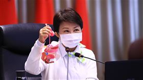 盧秀燕展示牛年小提燈2021中台灣元宵燈會因為疫情取消，而牛年小提燈將照常發放。台中市長盧秀燕（圖）9日在市政會議中展示，並宣布即日起可到各里辦公處領取。中央社記者郝雪卿攝  110年2月9日