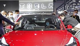 中國國家市場監管總局在內5個單位，8日約談中國特斯拉公司的人員，要求遵守中國法律並整改。特斯拉隨後發表聲明表示將強化自我檢查。圖為第三屆中國國際進口博覽會，現場展示的特斯拉Model 3。（中新社提供）中央社 110年2月9日