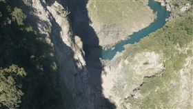 台東大南溪上游崩塌形成堰塞湖  下游禁止進入台東林區管理處8日協請空勤總隊進行空勘，發現卑南鄉東興村大南溪上游12公里處因邊坡崩塌形成堰塞湖，經評估沒有立即危險，將加強春節期間宣導工作，在河道阻塞未解除前禁止進入。（台東林區管理處提供）中央社記者張祈傳真  110年2月9日