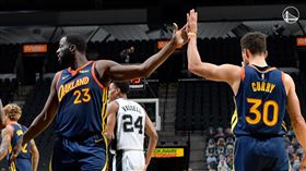 ▲格林（Draymond Green）出手投中場三分球，柯瑞（Stephen Curry）傻眼。（圖／翻攝自勇士推特）