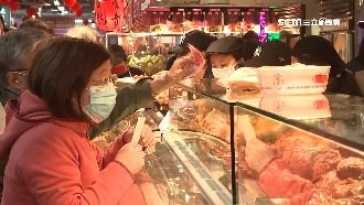 搶辦年貨市場擠爆　店家加派人力備戰