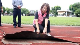 周春米籲教育部速核操場整建專案民進黨籍立委周春米（前）9日邀請屏東縣政府、高樹鄉長、民代等人會勘高樹國小等學校操場，呼籲行政院及教育部讓「操場整建專案」盡速通過。（周春米服務處提供）中央社記者郭芷瑄傳真  110年2月9日