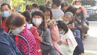 過年搶買伴手禮　民眾清晨衝名店卡位