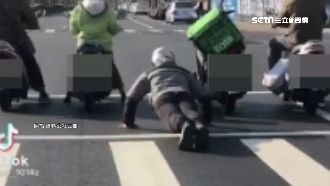 等紅燈伏地挺身　外送員遭酸動作不行