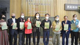 地景藝術家王文志發表32年創作專輯（1）嘉義縣政府文化觀光局為出身嘉義梅山國際知名地景藝術家王文志（中）出書，9日在縣府1樓舉辦「王文志32 年藝術創作專輯」發表會，嘉義縣長翁章梁（右4）、台灣美術史家蕭瓊瑞（左3）等人與會。中央社記者蔡智明攝  110年2月9日