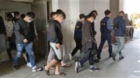 警方逮捕涉嫌替賭博網站洗錢逾32億元的李男等15人。翻攝畫面