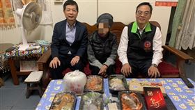 年節前夕送暖  被害者家屬好窩心犯罪被害人保護協會新竹分會主委呂柏鏞（左）、新竹地檢署檢察長郭永發（右）日前探視目睹兒子遭人打死的邱姓婦人（中），也趁在年節前夕，送上年菜等佳餚，讓邱婦感到十分窩心。中央社記者郭宣(文三)攝  110年2月9日