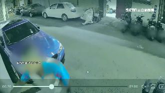 陌生男狂拉門問話不回　住戶嚇壞報警