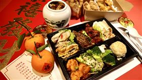 台北商旅大安館準備了「個人版」佛跳牆、炸年糕等年菜外，甚至福袋、刮刮樂都附上，要讓返台春節期間居檢中的民眾防疫不孤單。（圖／台北商旅提供）