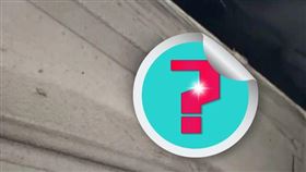 修車師傅在車子底盤發現一顆黑色裝置，一查才知道原來是追蹤器。（圖／翻攝自kaos_noe抖音） 