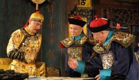 乾隆寫了一個「禪」字，和珅臉色發白。（圖／翻攝自百度百科）