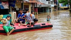 雅加達7日豪雨造成淹水印尼首都雅加達7日夜間豪雨再度造成淹水，吉利翁河滿溢，雅加達首都特區（省）南區Rawajati社區至8日中午仍泡在水中。中央社記者石秀娟雅加達攝 110年2月8日