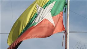 緬甸,國旗（圖／攝影者Chuck Moravec, Flickr CC License）https://reurl.cc/mqZro1