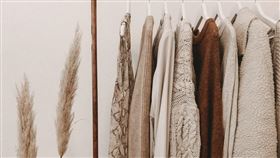 衣服，衣櫥（示意圖／翻攝自unsplash）