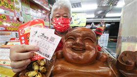 台彩春節加碼　大樂透9日起連13天開獎台灣彩券公司衝春節買氣，大樂透春節加碼，9日起連續13天開獎，並將增開360組獎金新台幣百萬的「春節大紅包」，有民眾7日已提前購買試試手氣。中央社記者張新偉攝　110年2月7日