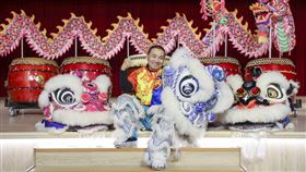 侯友宜弄獅（圖／新北市府提供）