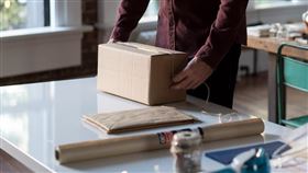 整理，紙箱，包裹，禮物，郵寄，打包（示意圖／翻攝自unsplash）