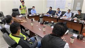 三軍聯訓基地影響居民　立委邀國防部談睦鄰回饋位於屏東恆春半島的「三軍聯訓基地」，演訓長期影響當地居民生活，民進黨立委莊瑞雄（後左，站立者）9日邀國防部次長李宗孝南下談睦鄰回饋。（莊瑞雄服務處提供）中央社記者郭芷瑄傳真　110年2月9日