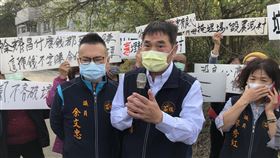 協調坤輿春節不進場　苗縣議長關切抗爭民眾苗栗縣坤輿事業廢棄物掩埋場試運轉引發地方自救會在場外抗爭月餘，議長鍾東錦（前中）9日協調業者允諾春節期間不進場，讓鄉親安心過年，並前往抗爭現場向民眾表達關切。中央社記者管瑞平攝　110年2月9日