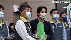 副總統賴清德今上午來到衛福部疾管署慰勉防疫人員；準備「龜苓膏」和「台灣抱枕」2個小禮物給所有防疫人員。（圖／記者簡浩正攝影）