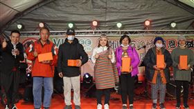 ▲村樹集團董事長王黃盈盈(左四)率領全體員工進行公益捐贈活動。（圖／業者提供）